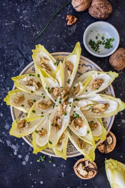Endives apéritives au fomage frais et aux noix Endives apéritives au fomage frais et aux noix