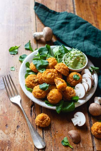Boulettes de patate douce au quinoa, sauce avocat Boulettes de patate douce au quinoa, sauce avocat
