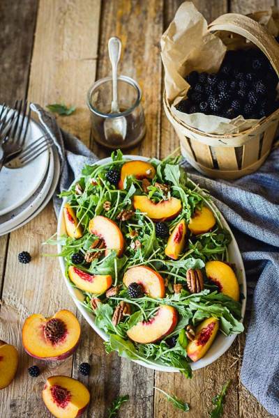 Salade de pêche, roquette et noix de pécan Salade de pêche, roquette et noix de pécan