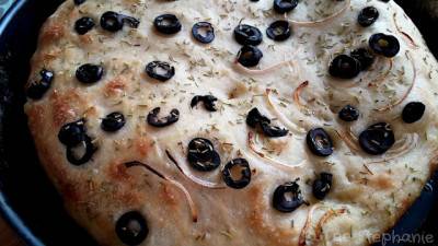 Focaccia aux olives et aux oignons