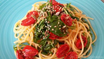 Salade de spaghettis aux tomates confites, roquettes et graines