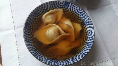 Soupe wonton aux raviolis chinois farcis aux champignons