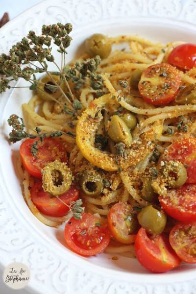 Spaghettis aux olives, citron et origan, chapelure de pistaches