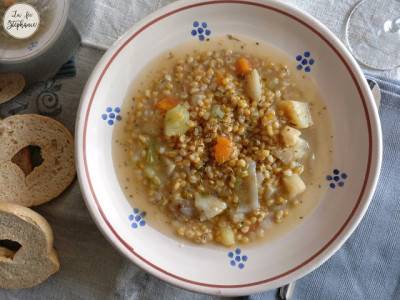 Soupe d'orge mondé et légumes d'hiver