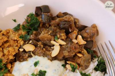 Buddha bowl indien : curry d'aubergine, dahl aux noix de cajou, sauce blanche