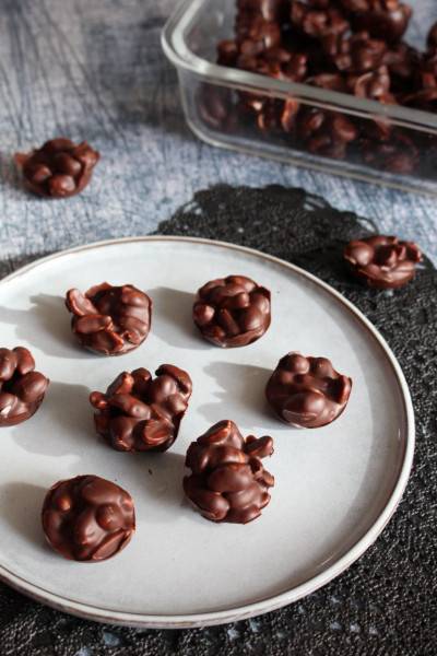 Snack de cacahuètes chocolatées (2 ingrédients !) Snack de cacahuètes chocolatées (2 ingrédients !)