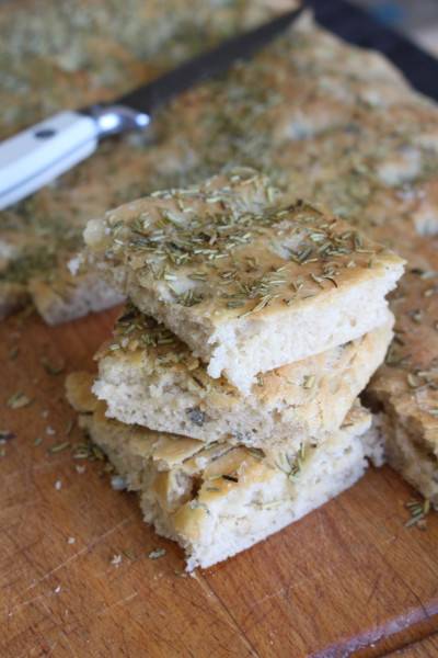 Focaccia à l'épeautre, romarin et sauge Focaccia à l'épeautre, romarin et sauge