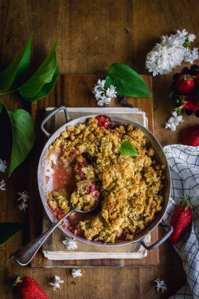 Crumble fraise-rhubarbe à l'huile d'olive Crumble fraise-rhubarbe à l'huile d'olive