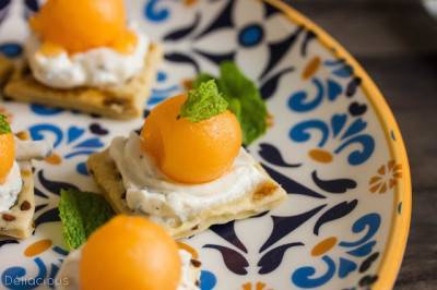 Crackers maison au fromage frais, menthe et melon Crackers maison au fromage frais, menthe et melon