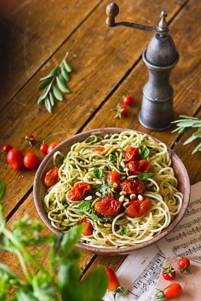 Spaghettis au pesto et tomates rôties Spaghettis au pesto et tomates rôties