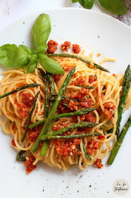 Spaghetti aux asperges et pesto rouges aux amandes