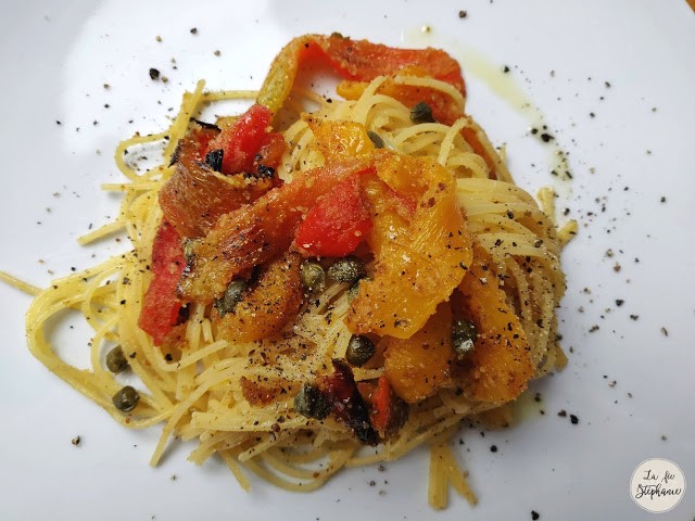 Spaghettis aux poivrons rôtis, câpres et chapelure