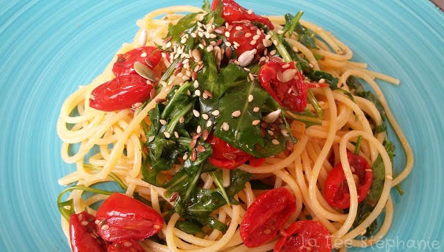 Salade de spaghettis aux tomates confites, roquettes et graines