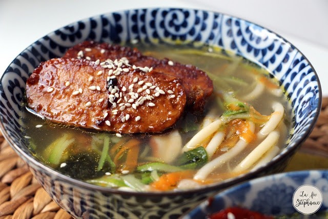 Soupe chinoise aux légumes, miso et tempeh grillé
