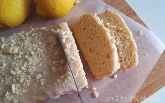 Cake au citron nappé de sucre glace et d'amandes