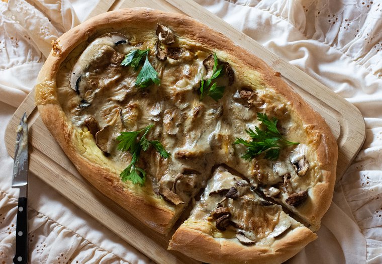 Pizza végane aux champignons, faucisse et vromage