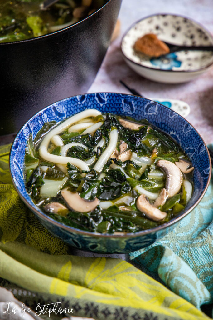 Soupe japonaise miso, nouilles udon et algues wakamé