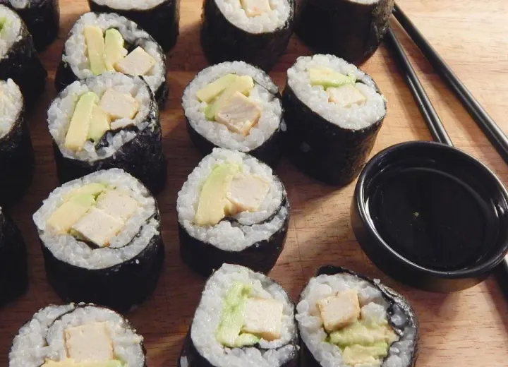 Maki végan au tofu et à l'avocat